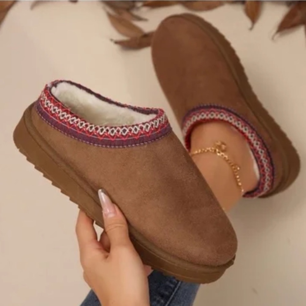 Cozy Tan Slip-On Slippers with Red Trim size 41/9.5